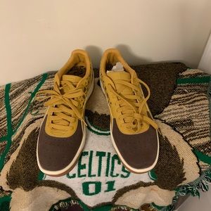 Men’s low top mustard and brown pumas